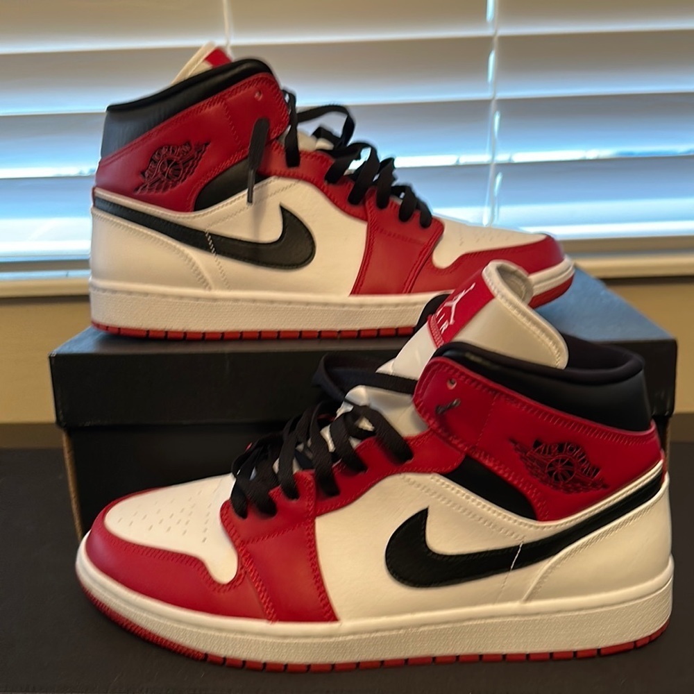Nike Air Jordan Retro 1 Mid Chicago White Heel 2020 Sz 11